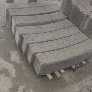 辽源芝麻白弧形路牙石