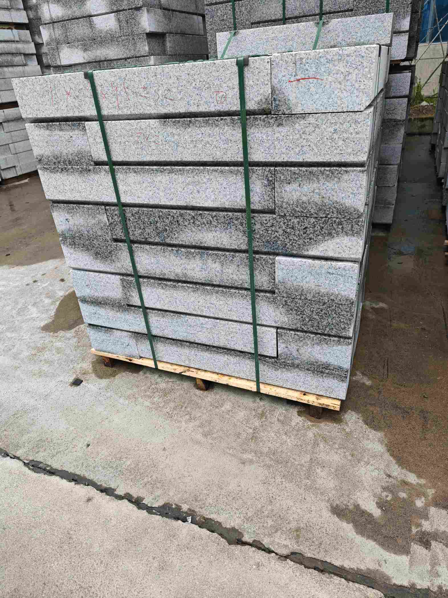 辽源芙蓉白路牙石，马路牙子